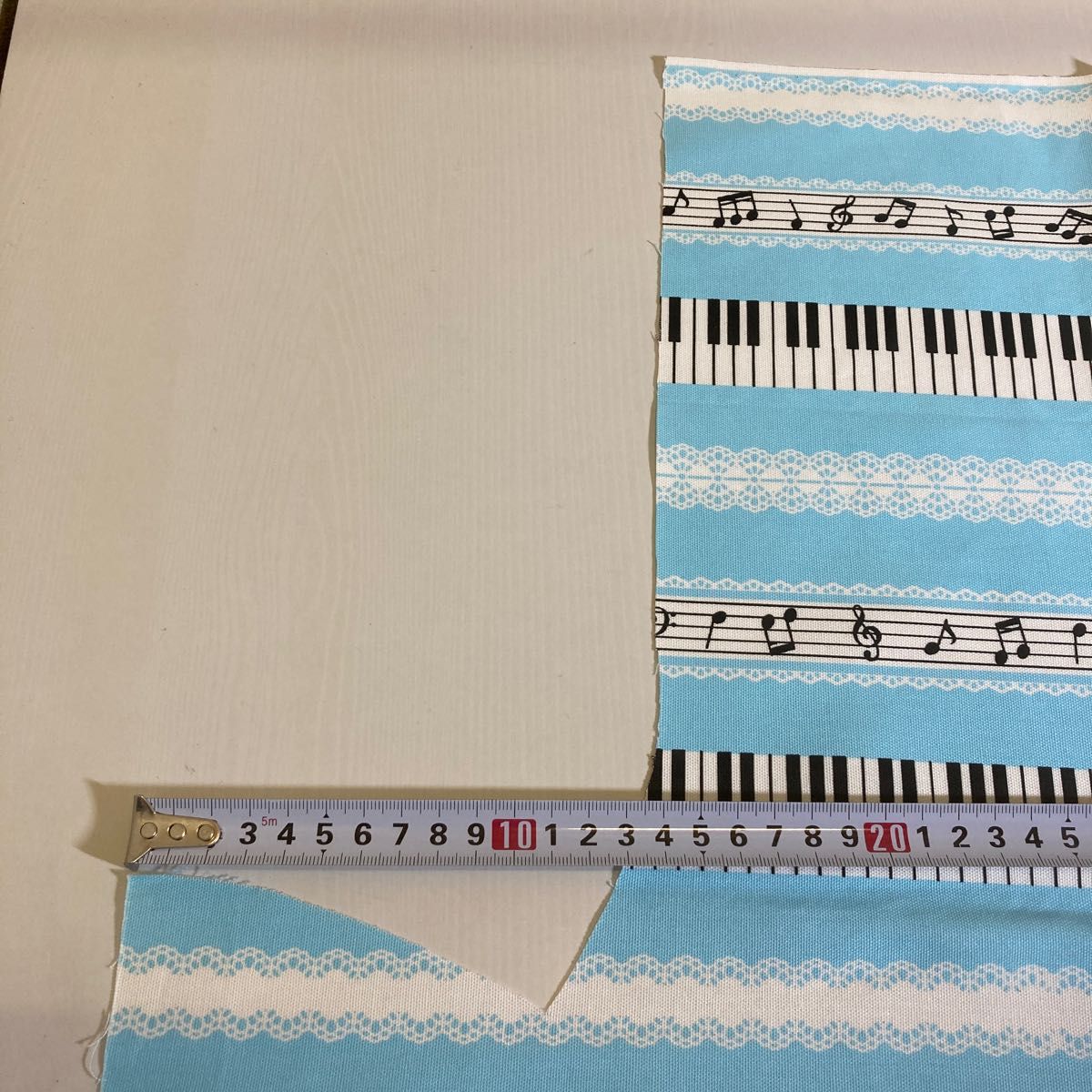 生地／ハギレ　オックス　ピアノ鍵盤　音符　ライトブルー　生地巾112cm×丈62cmー巾14cm×丈13cm