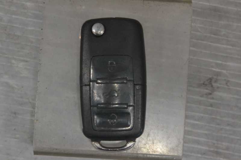 VW ポロ 後期(9NBUD) 純正 破損無 取付OK 動作保証 スマートキー キーレスリモコン 3ボタン k075144_画像1