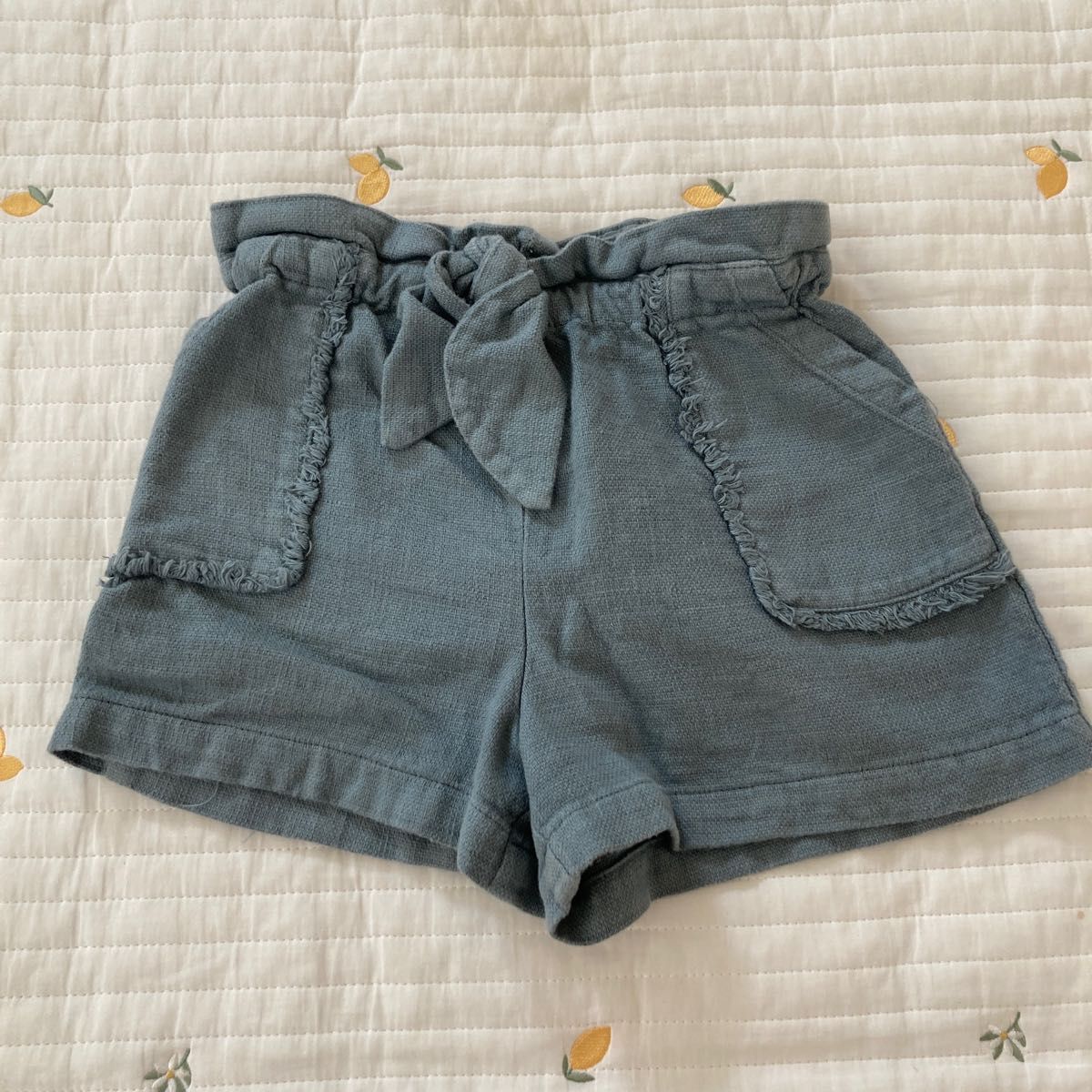 ZARA ショートパンツ　グレーカーキ　104㎝