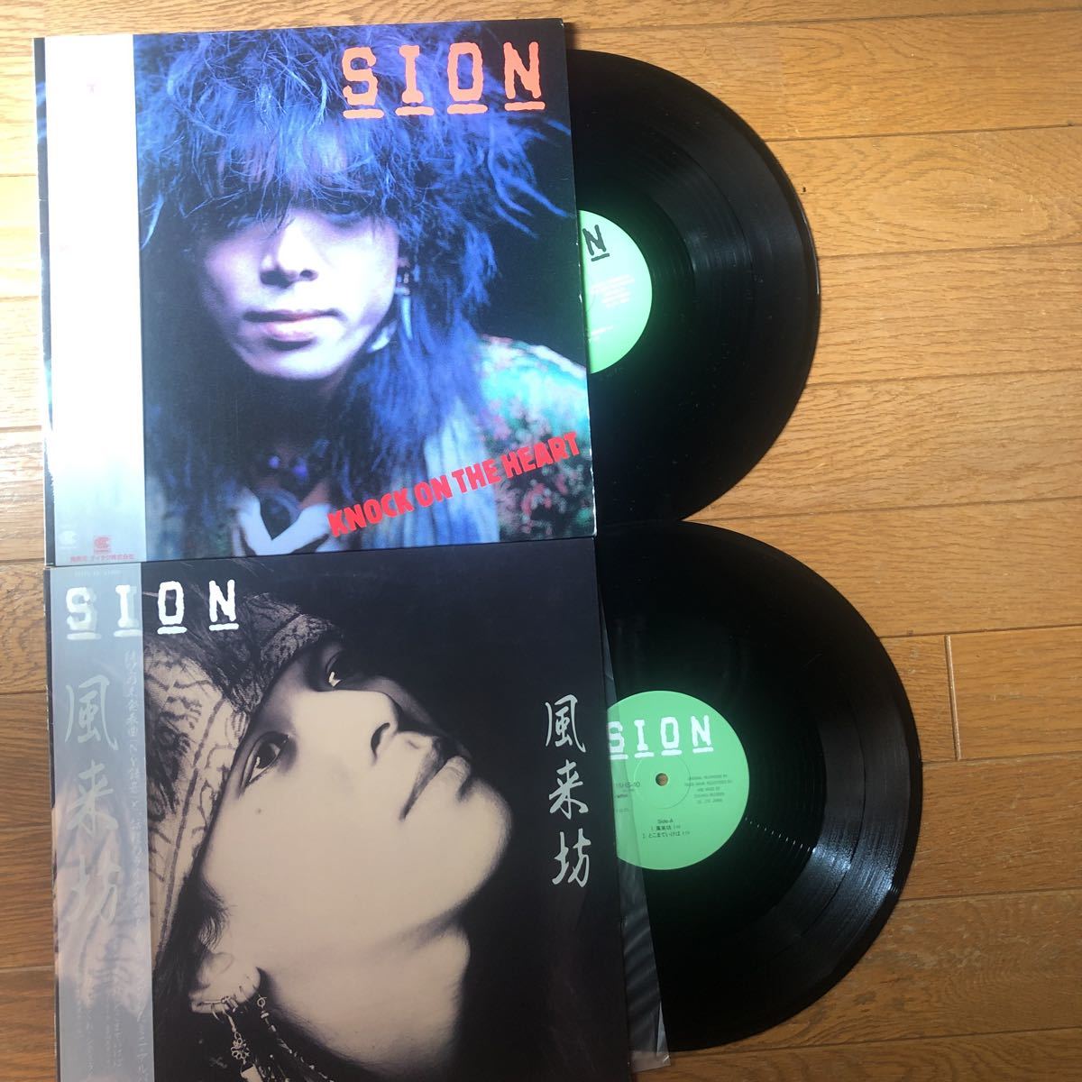 【中古12インチシングル2セット】シオン SION / KNOCK ON THE HEART(15HS-7)・風来坊(15HS-10) 国内盤_画像1