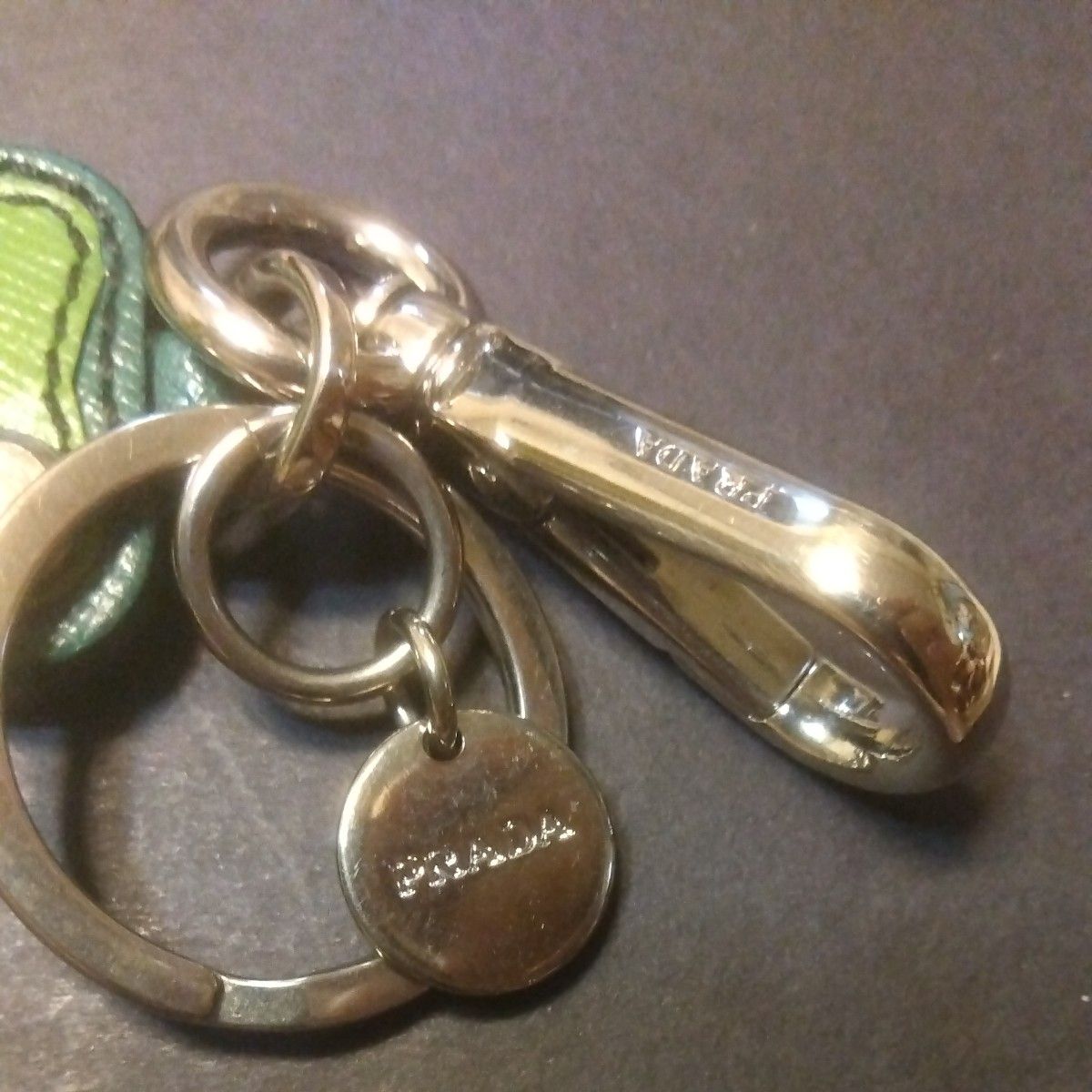 プラダ PRADA 四つ葉クローバーモチーフ レザー キーホルダー プラダ PRADA 四つ葉クローバーモチーフ レザー キーホルダー