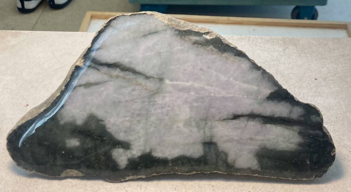 ミャンマー産超巨石天然グリーン＆ラベンダー本翡翠原石2.58kg１面カット磨き済み［JADEITE］の画像9
