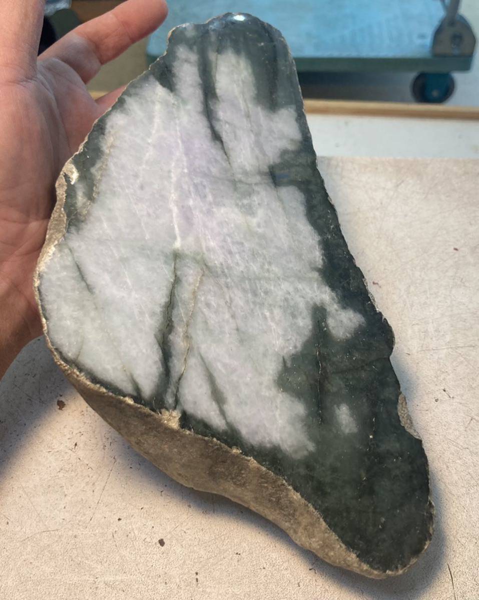 ミャンマー産超巨石天然グリーン＆ラベンダー本翡翠原石2.58kg１面カット磨き済み［JADEITE］の画像2
