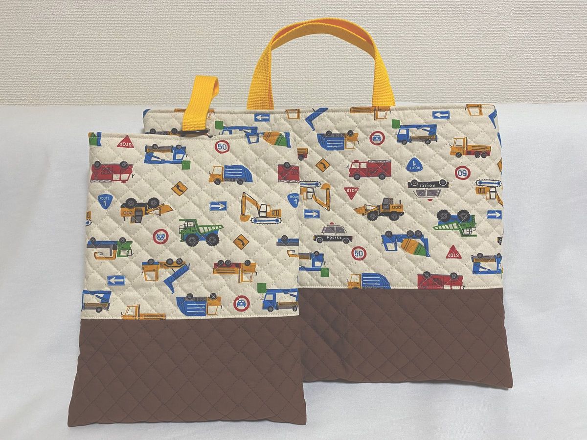 生成働く車×茶色　キルティング レッスンバッグ ハンドメイド シューズケース 上履き袋 靴袋　パトカー　消防車　救急車