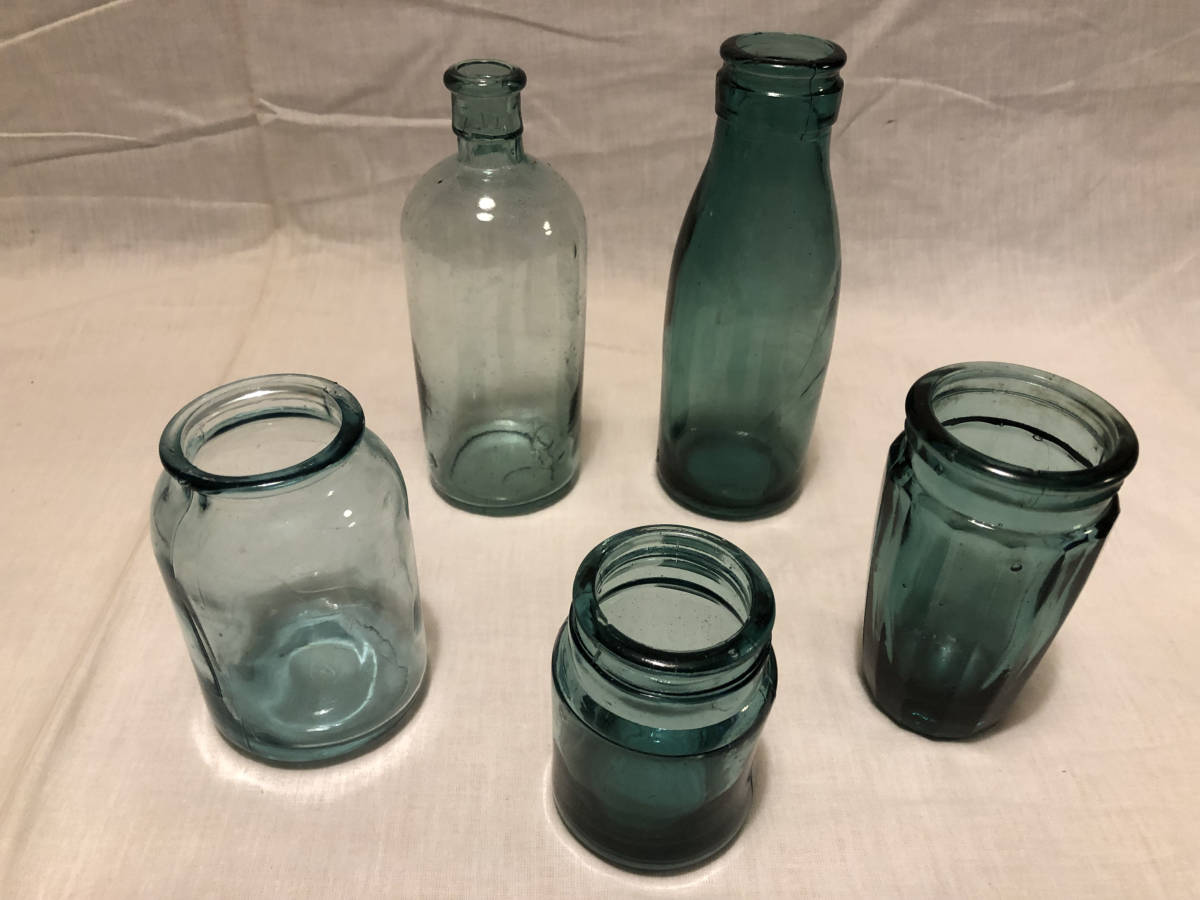 昭和初期のグリーンガラス製品5個 牛乳瓶型×1 薬瓶細首型×1 薬瓶型×2 コップ×1 昭和レトロ_画像2