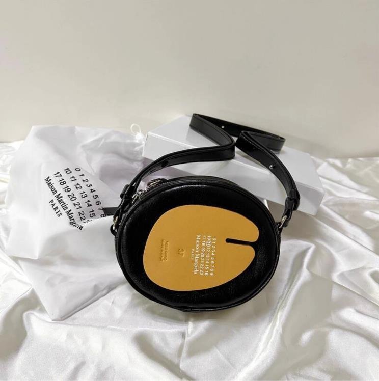 【送料込】 送料無料 マルタンマルジェラ Maison Margiela TABI メンズ ショルダーバッグ 斜め掛け ミニサイズ 本革 牛革 1798 牛革 【送料込】 送料無料 マルタンマルジェラ Maison Margiela TABI メンズ ショルダーバッグ 斜め掛け ミニサイズ 本革 牛革 1798 牛革