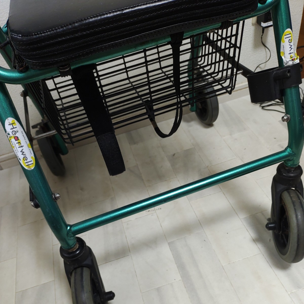 千葉県　中古　歩行器　メタリックグリーン　折り畳み　ブレーキ付き_画像5