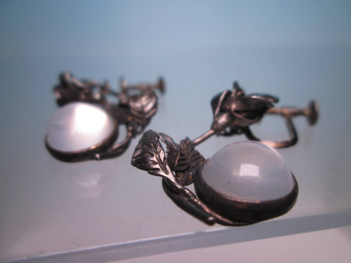 * antique jewelry * engraving skill moonstone flower. swaying earrings 7g