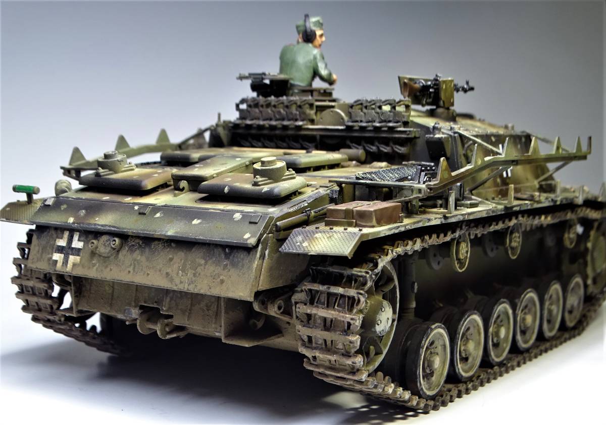 1/35　ドイツⅢ号突撃砲G型（後期型）人形付き塗装済み完成品_画像6