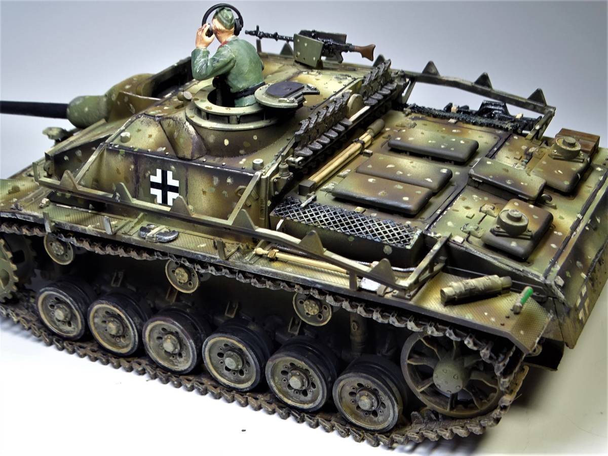 1/35　ドイツⅢ号突撃砲G型（後期型）人形付き塗装済み完成品_画像9