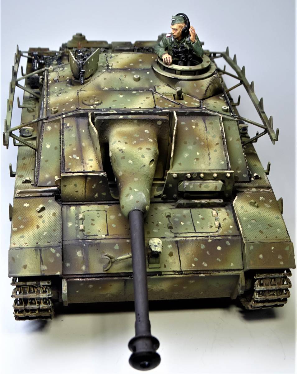 1/35　ドイツⅢ号突撃砲G型（後期型）人形付き塗装済み完成品_画像4
