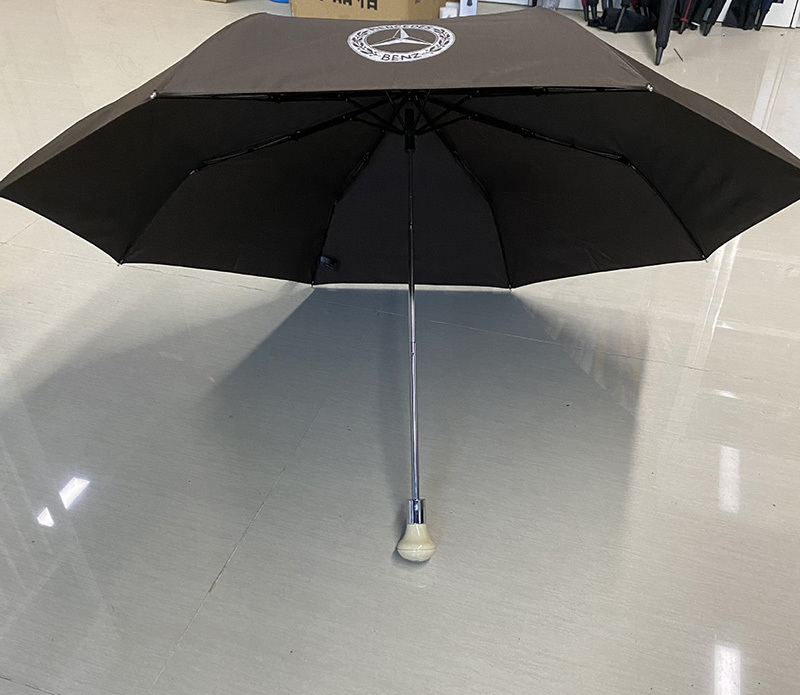 送料無料 ベンツ MERCEDES-BENZ 折り畳み傘 手動 雨傘 車用傘 UVカット 晴雨兼用 収納袋付き_画像5