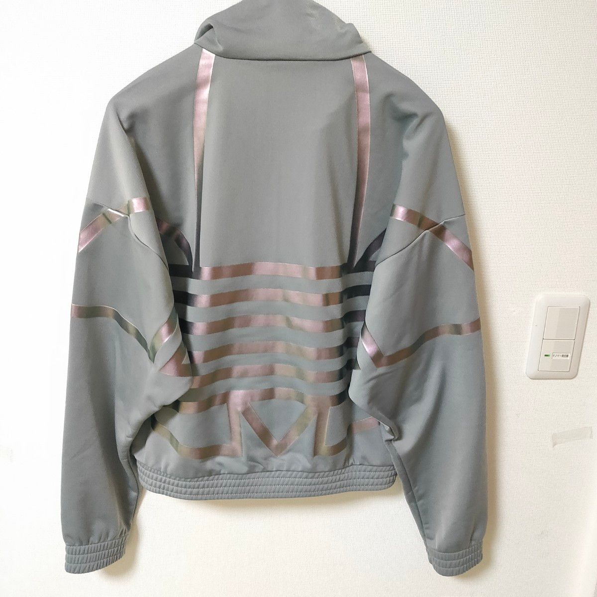 adidas グレー メタリックピンク ビッグロゴ トラックトップ adidas グレー メタリックピンク ビッグロゴ トラックトップ