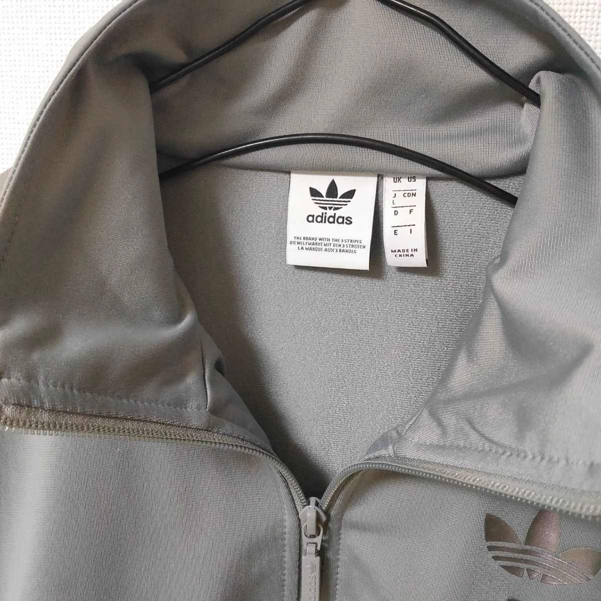 adidas グレー メタリックピンク ビッグロゴ トラックトップ adidas グレー メタリックピンク ビッグロゴ トラックトップ
