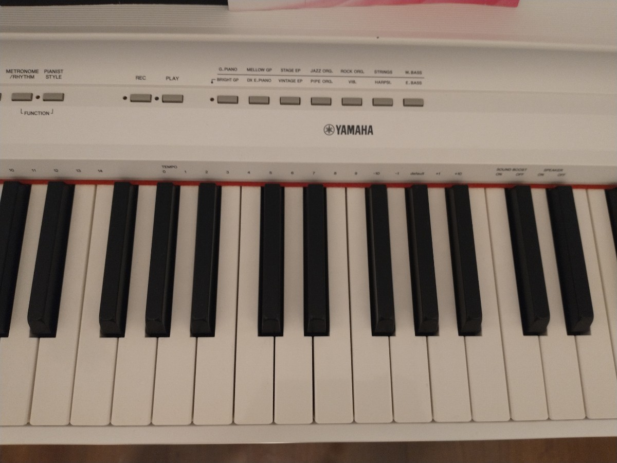 【引取限定】YAMAHA 電子ピアノ デジタルピアノ P-115 DIGITAL PIANO ヤマハ ホワイト 白 キーボード 譜面立て フットスイッチ アダプター_画像5