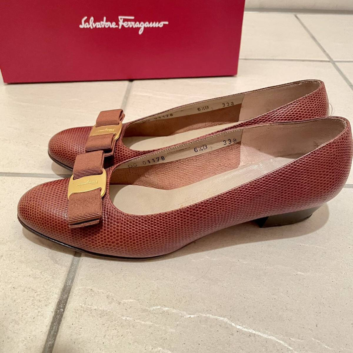 送料無料 Salvatore Ferragamo サルバトーレフェラガモ ヴァラ 6 1/2B フェラガモ サルヴァトーレフェラガモ ブラウン レザー パンプス_画像3