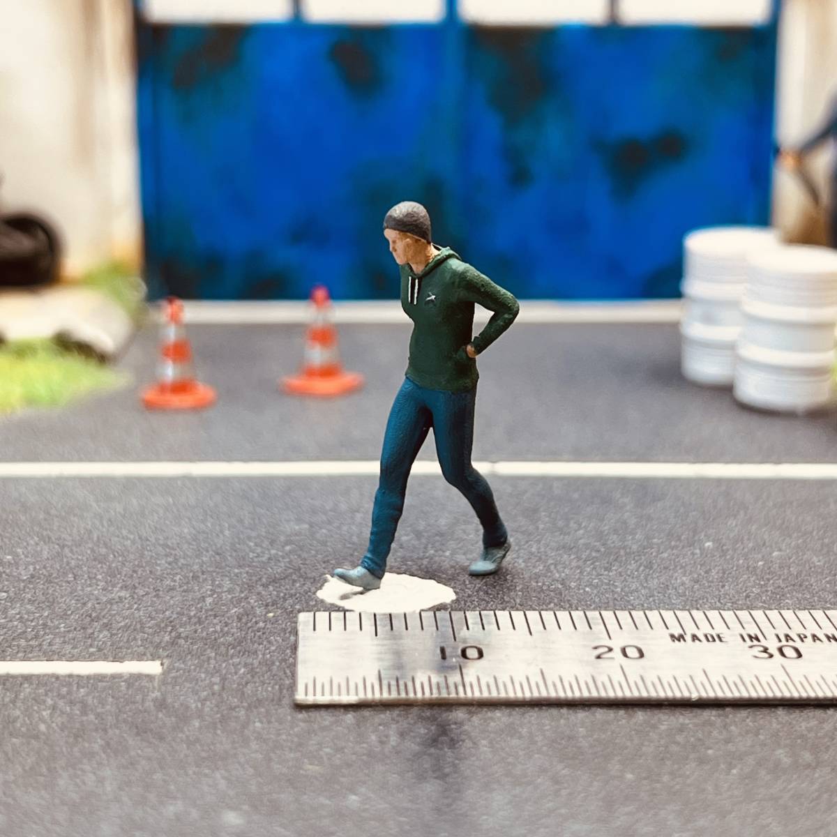 1/64 スケール ポケットに手を入れて歩く男性 フィギュア ミニチュア ジオラマ ミニカー トミカ 1/64 スケール ポケットに手を入れて歩く男性 フィギュア ミニチュア ジオラマ ミニカー トミカ