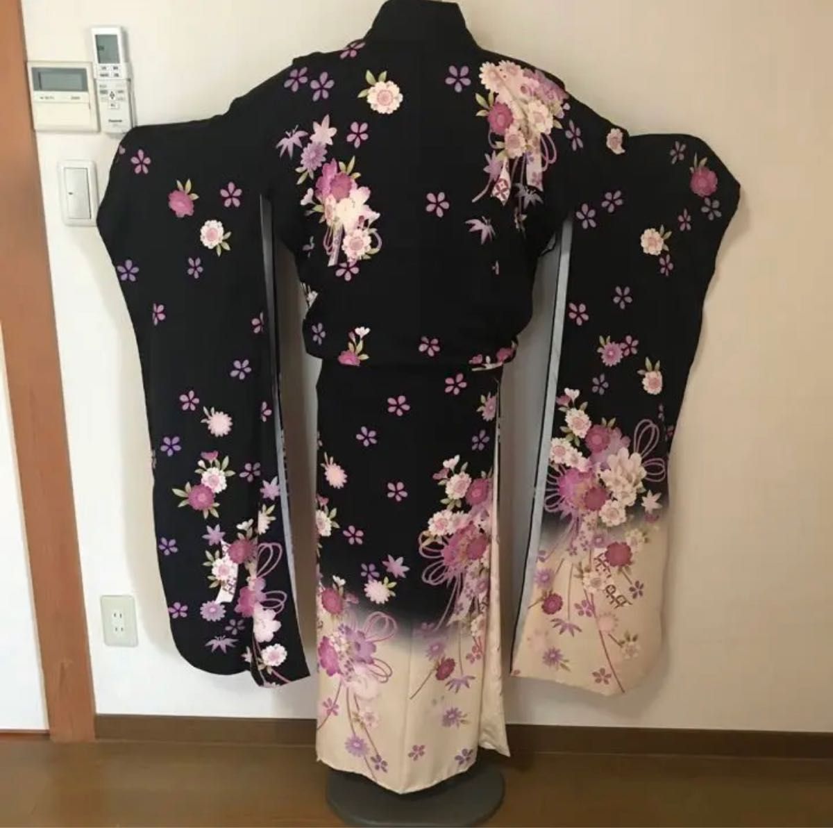 [大特価！！！] 振袖　正絹振袖　黒・藤色桜・金刺繍