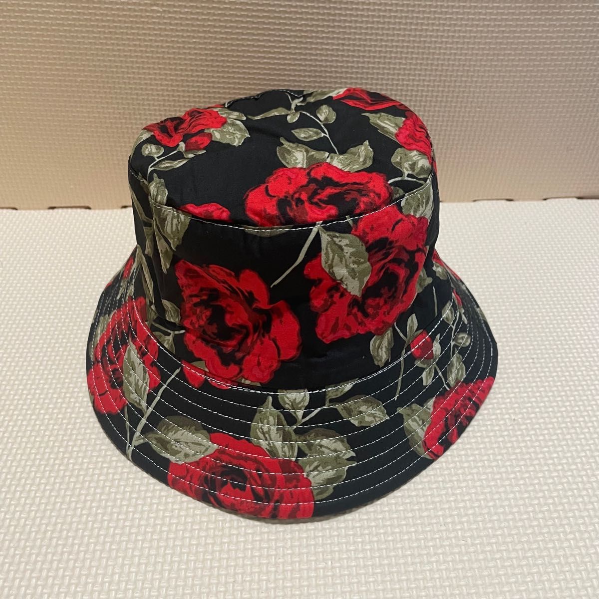 【最終値下げ】ラス1 新品 バケットハット バラ 薔薇 レッド ブラック リバーシブル ペアルック 花柄 個性的 男女兼用 帽子