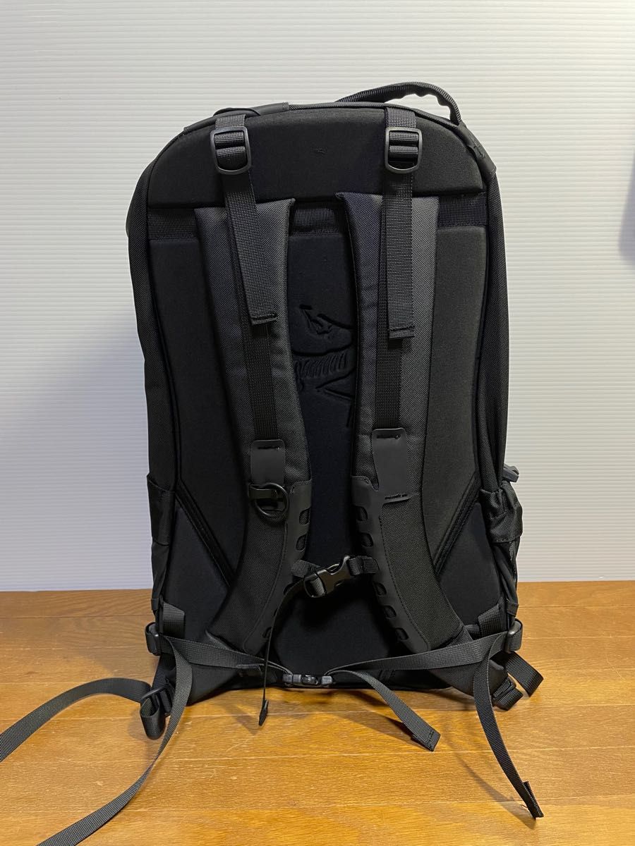 新品未使用】 アークテリクス アロー22 ゴールド ブラック ARC 新品未使用】 アークテリクス アロー22 ゴールド ブラック ARC