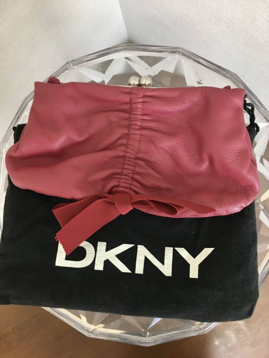  прекрасный товар [DKNY Donna Karan New York ] красный * красный лента * сцепление задний * кожа bo-chi сумка для хранения имеется * обычная цена 3 десять тысяч степени камыш ..