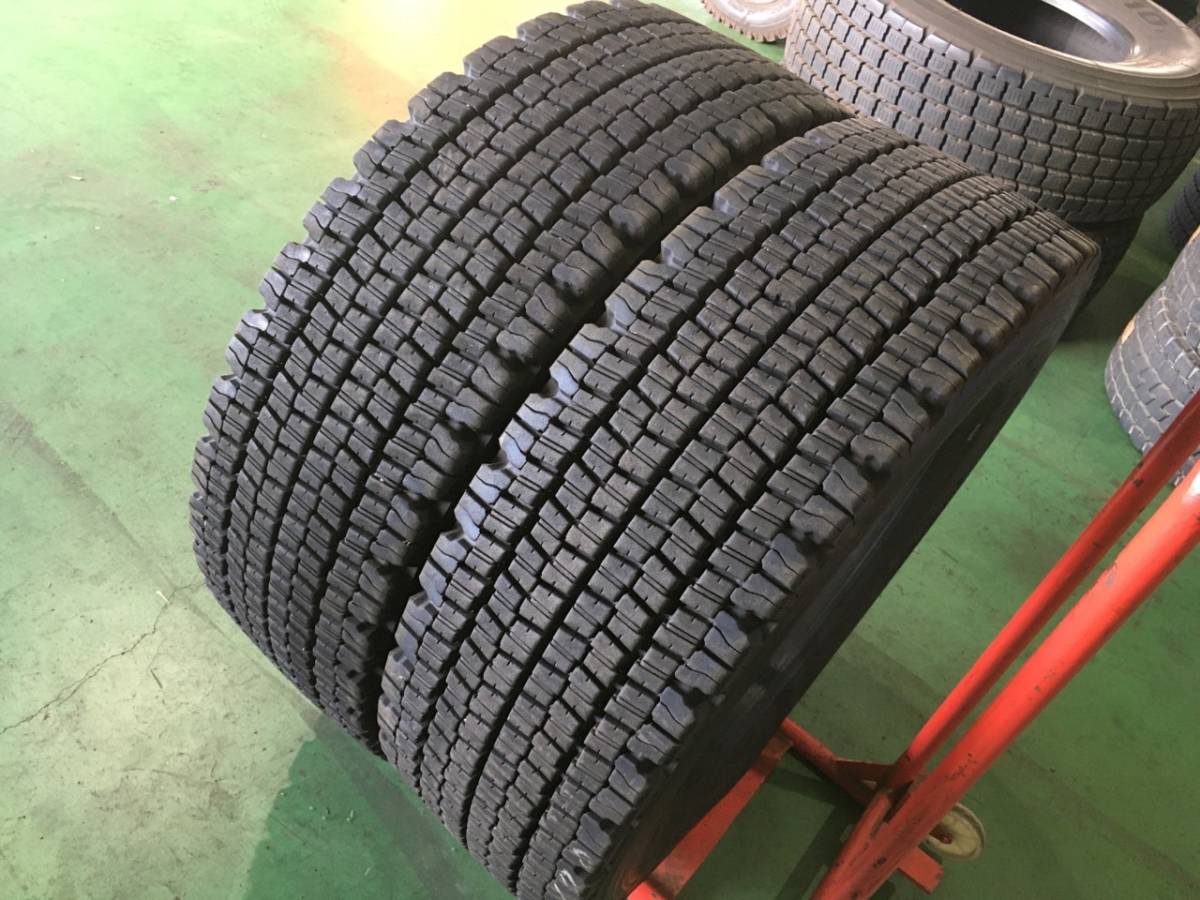 x706-3-8 ☆295/70R22.5 BS W970 中古2本♪ ブリヂストン スタッドレス 2019年製 残溝20～19ｍｍ！ k170_画像1