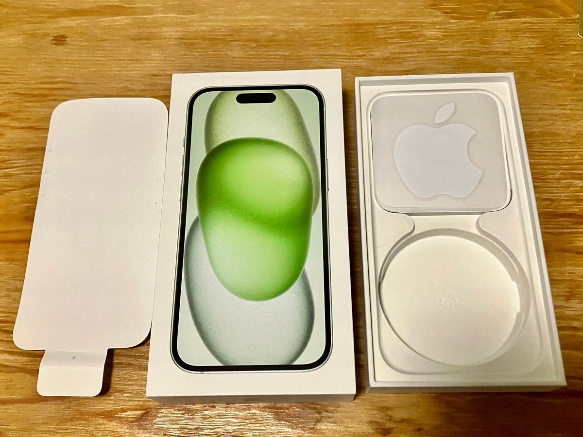 iPhone 15 グリーン空箱
