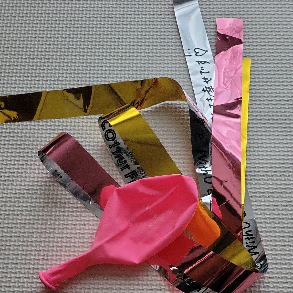 NiziU LIVE WITH U 2023　銀テープ　2本(金色、赤色)とピンク風船(ミイヒ)1個