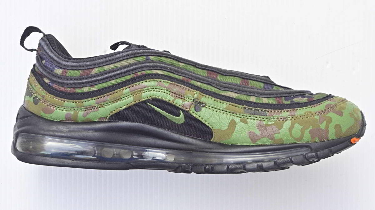 日本限定 NIKE AIR MAX 97 Premium QS AJ 2614 ナイキ・エアマックス　10.5　自衛隊カモ柄＆カモ柄バッチ付　中古 _画像4