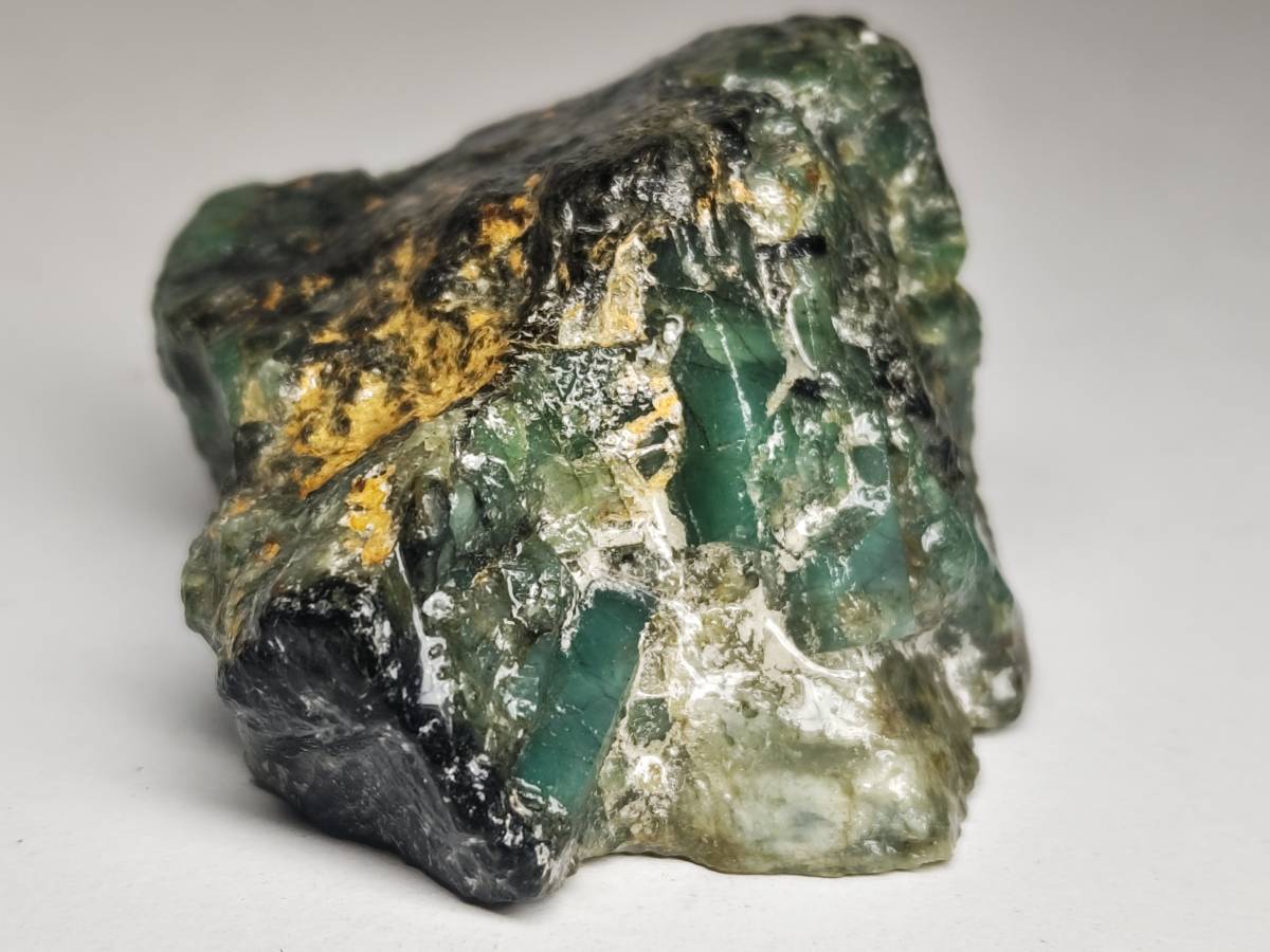 エメラルド 85g 緑柱石 ベリル 原石 鉱物 鑑賞石 自然石 誕生石 宝石-