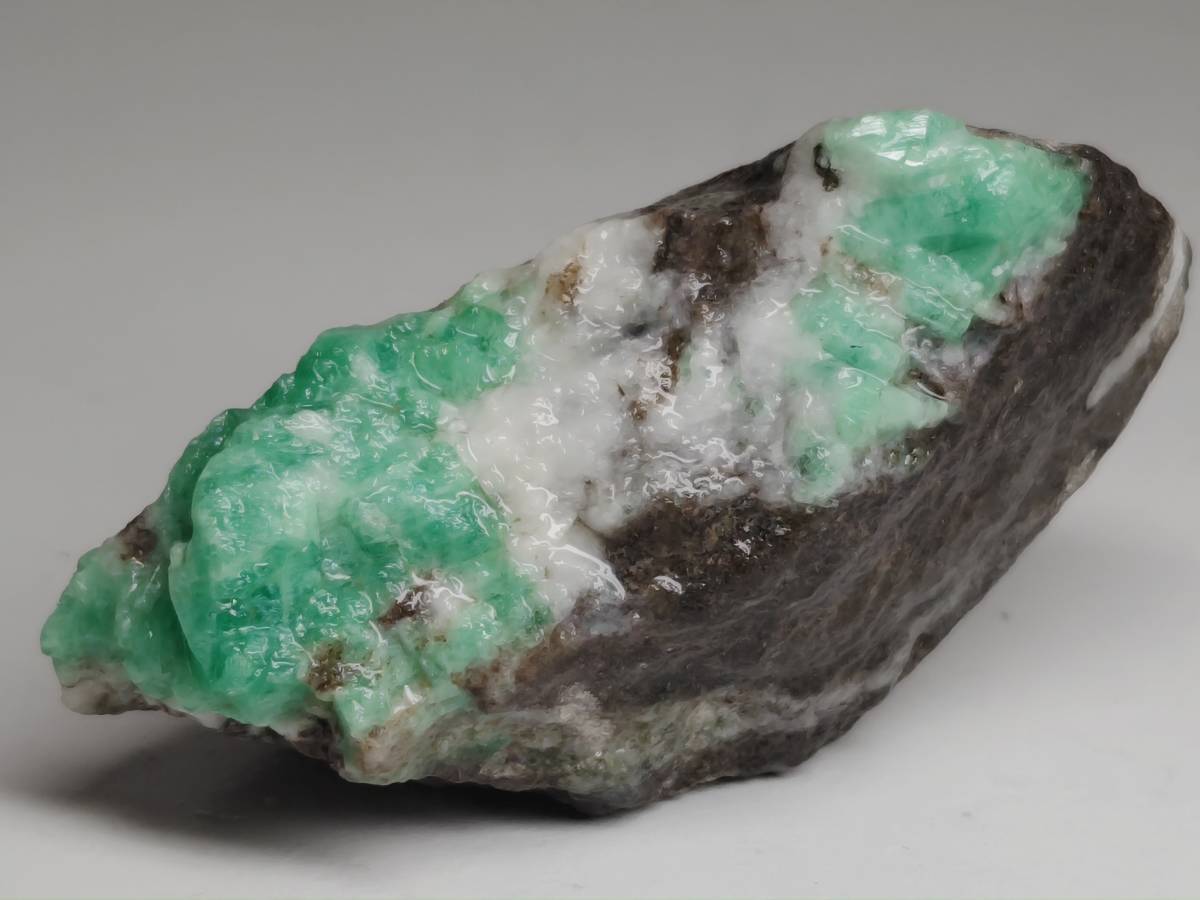 エメラルド・95g 緑柱石 ベリル 原石 鑑賞石 自然石 誕生石 鉱石 鉱物