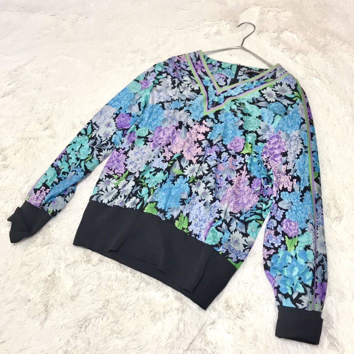 美品 LEONARD シルク100% 花柄 長袖 カットソー マルチカラー 総柄 美品 LEONARD シルク100% 花柄 長袖 カットソー マルチカラー 総柄