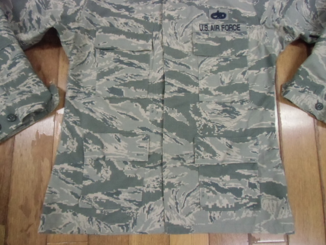 i-23 ミリタリー サバゲー 米軍放出品 AIR FORCE 迷彩服 作業服 ジャケット シャツ アメカジ カモフラ コンバット コスプレ 36R Sサイズ_画像3