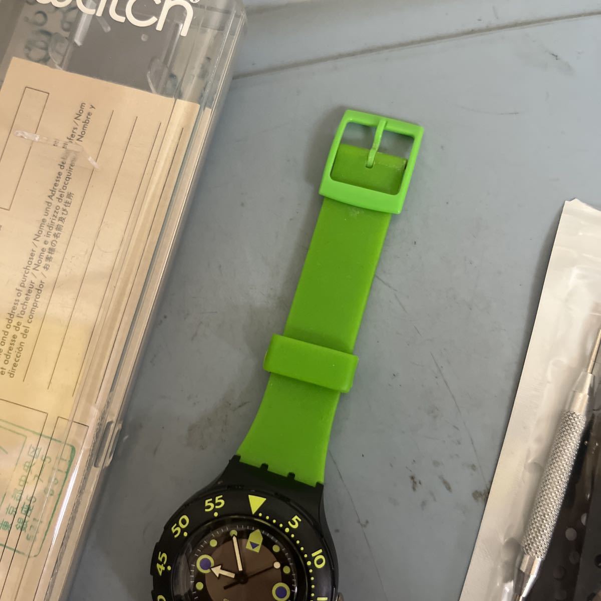 【電池交換済】SWATCH スウォッチ SCUBA 200 クォーツ ボーイズ 腕時計 シルバー×ブラック文字盤 純正ベルト付き_画像3