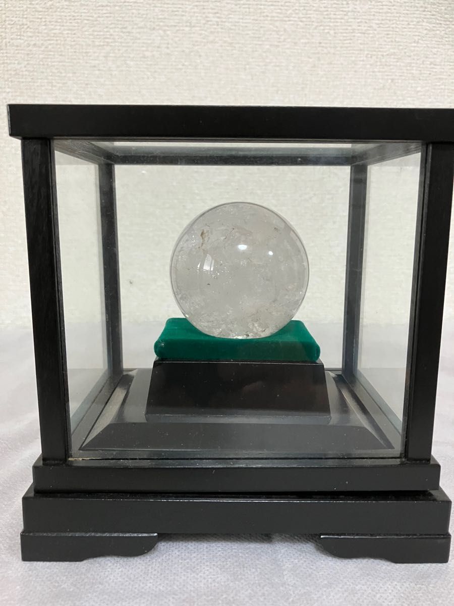 白水晶丸玉 50mmクラック有りと台付ガラスケース4面ガラス