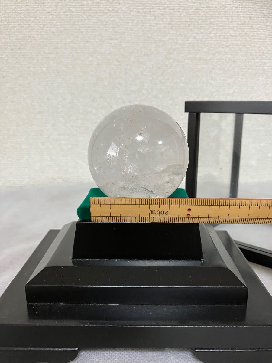 白水晶丸玉 50mmクラック有りと台付ガラスケース4面ガラス