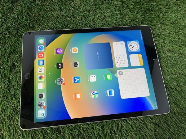 2022福袋】 ☆送料無料☆良品☆docomo☆A2604 iPad 64GB☆シルバー