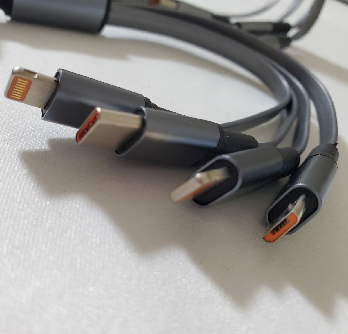 2本セット Bismdky 4 in 1 USB巻き取り充電ケーブル 同時給電可能