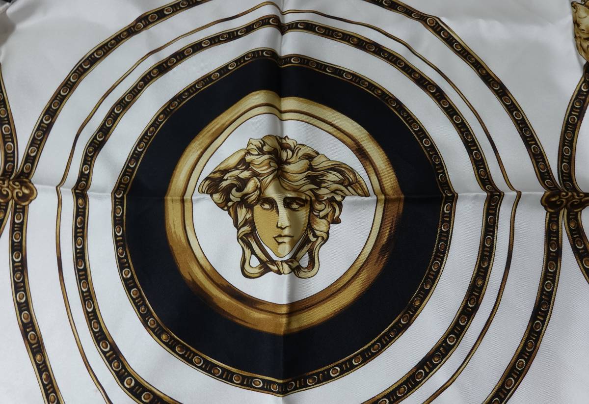 Gianni Versace(ジャンニヴェルサーチェ) シルク スカーフホワイト