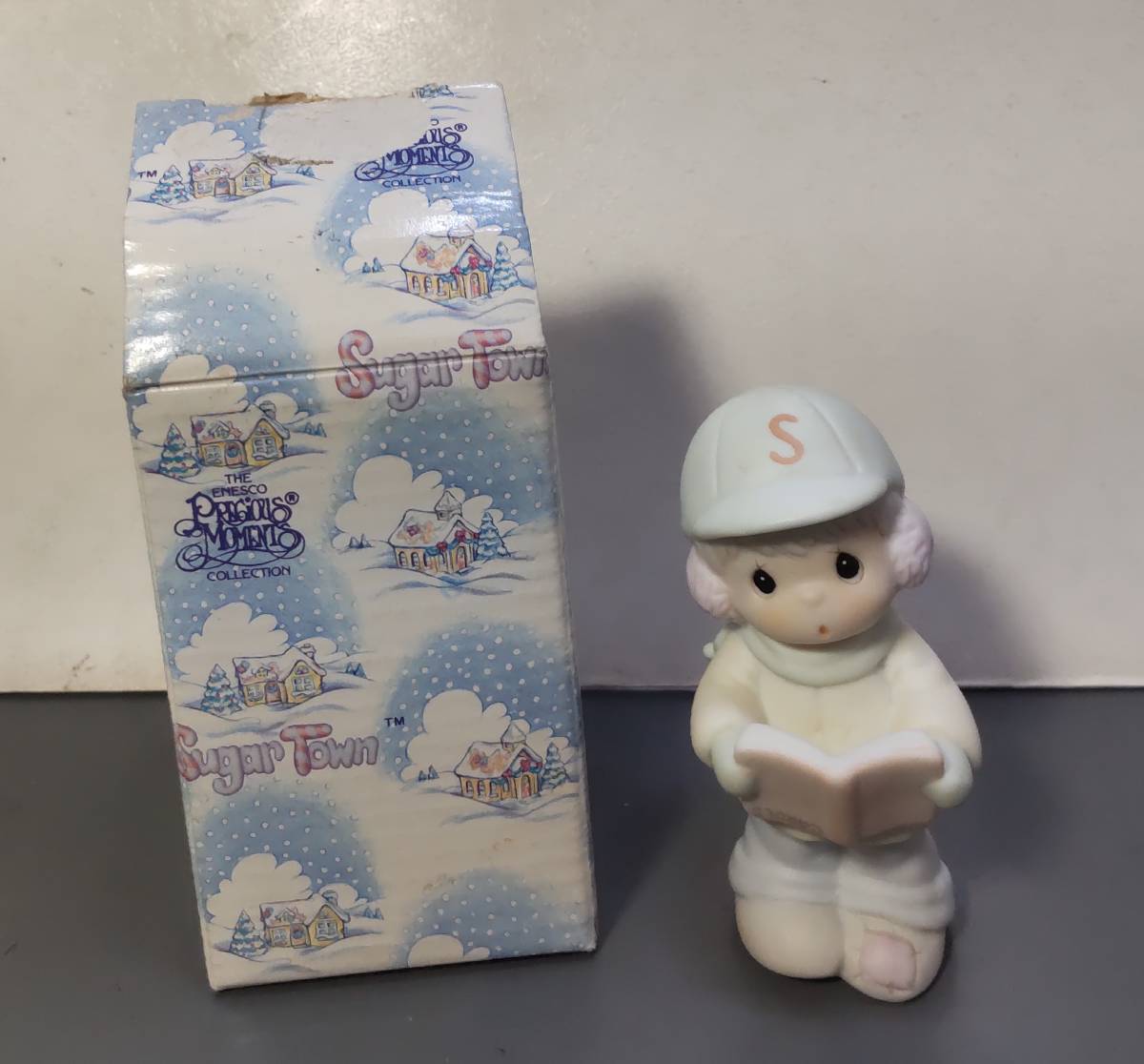 PRECIOUS MOMENTS　プレシャスモーメント　Sugar Town　529494　BOY CAROLLING FIGURINE ●H2904_画像1