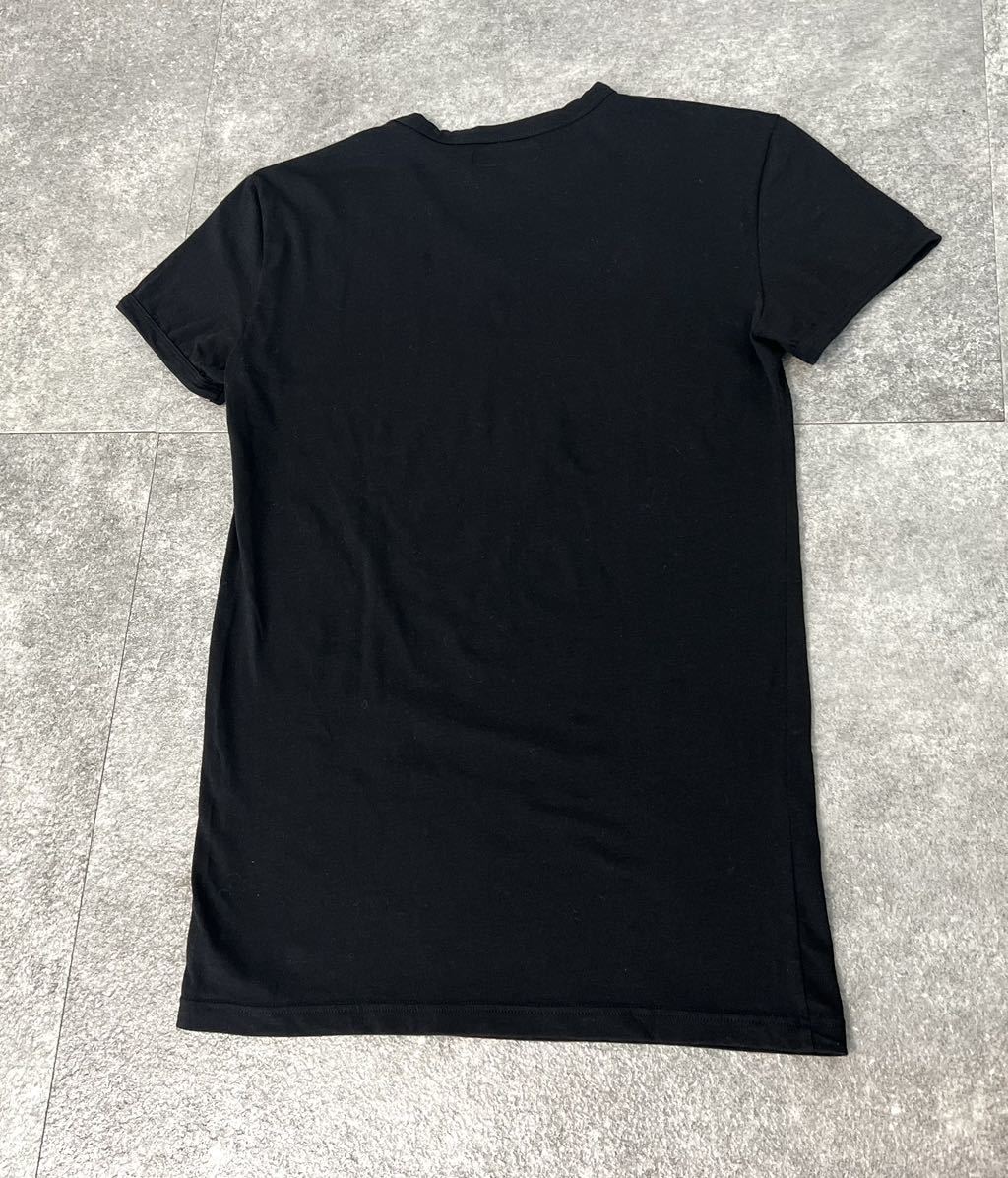 新品 同様 超 美品 EMPORIO ARMANI エンブレム ロゴ プリント Vネック トリム ストレッチ Tシャツ M ブラック エンポリオアルマーニ 正規品の画像2