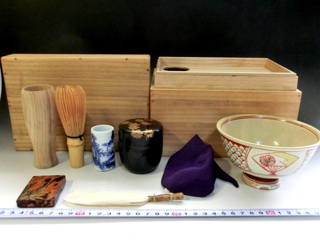 茶道具セット■茶器 赤絵扇紋茶碗 八幡窯 杓立 道八 紅葉蒔絵棗 8点セット 桐箱 茶箱 古美術 時代物 骨董品■_画像1