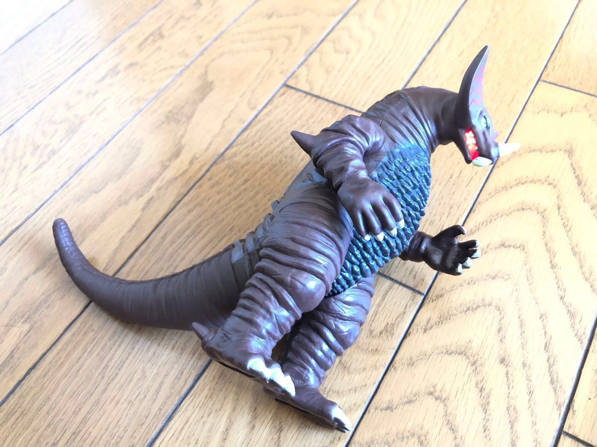 BANDAI ウルトラマン ウルトラ怪獣 ゴモラ ギミック 光る 鳴く 変身 ベーターカプセル付