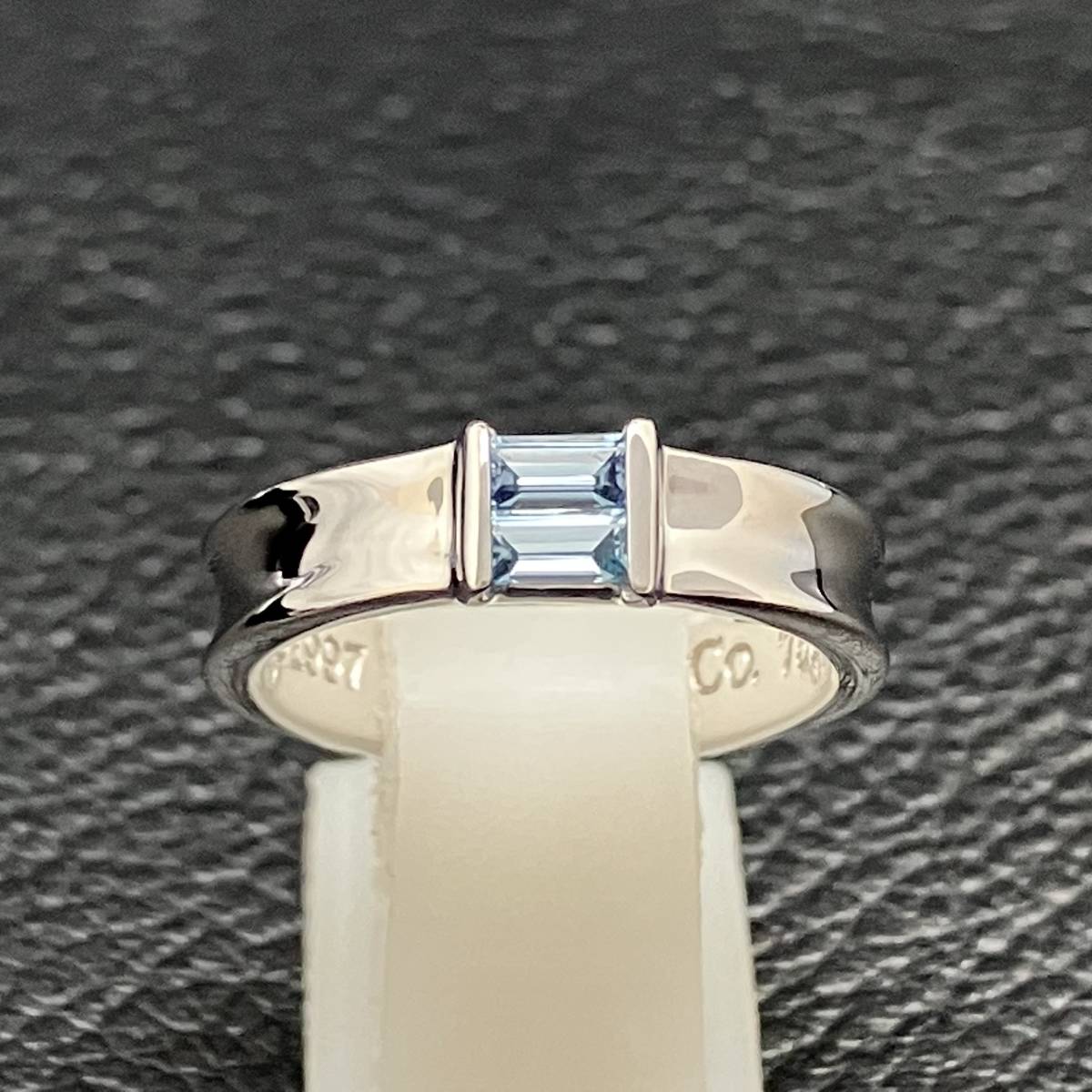 新品仕上済み 箱 付 TIFFANY&Co. ティファニー スタッキング リング 水色石 付 K18 WG 750 9号 5.3g 金 ホワイト ゴールド 指輪の画像2