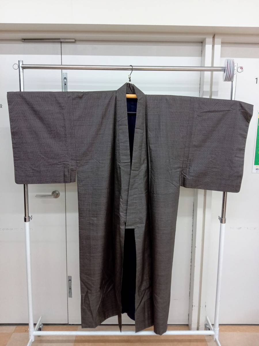 本場奄美大島紬　茶泥染亀甲　男性用着物　羽織　襦袢　証紙付き　付属品は画像の物が全てです