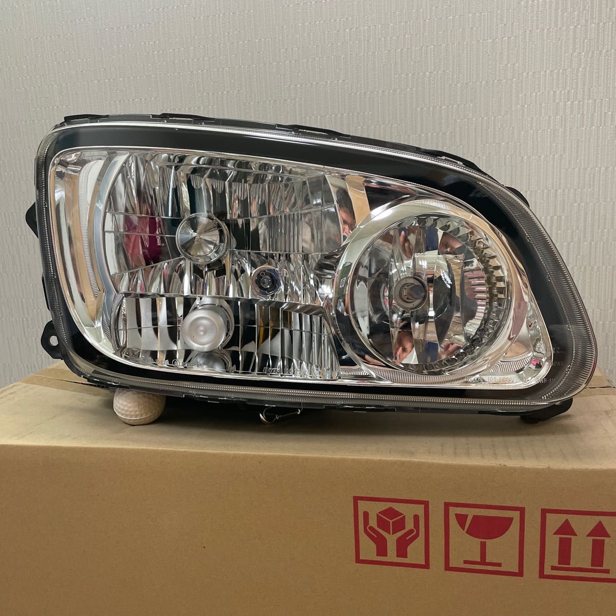 日野 レンジャー 右ヘッドライト運転席側 新品純正品 81110 日野 レンジャー 右ヘッドライト運転席側 新品純正品 81110