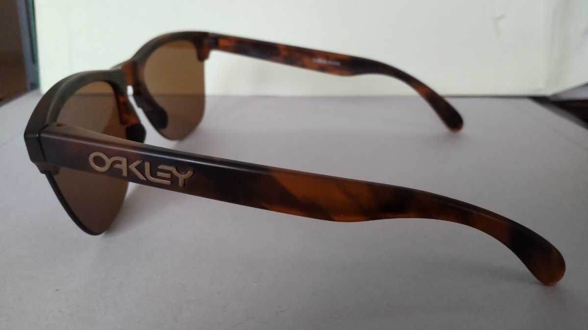 大人女性の OAKLEY 度無しレンズ付きサングラス【中古品だが美麗