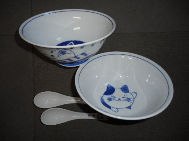 藍染ねこちぐらラーメン鉢２柄、レンゲ２本セット　日本製　美濃焼　新品未使用_画像3