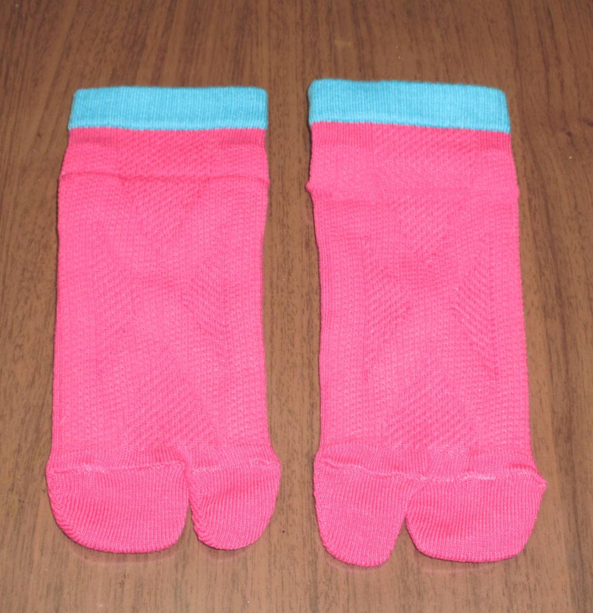 新品☆ 未使用☆ 助野 靴下 歩きやすい テーピング効果 つま先があがりやすい 抗菌 防臭 目立つ かわいい ピンク 23 24 25_上面。ピンクと水色で目立ちます。
