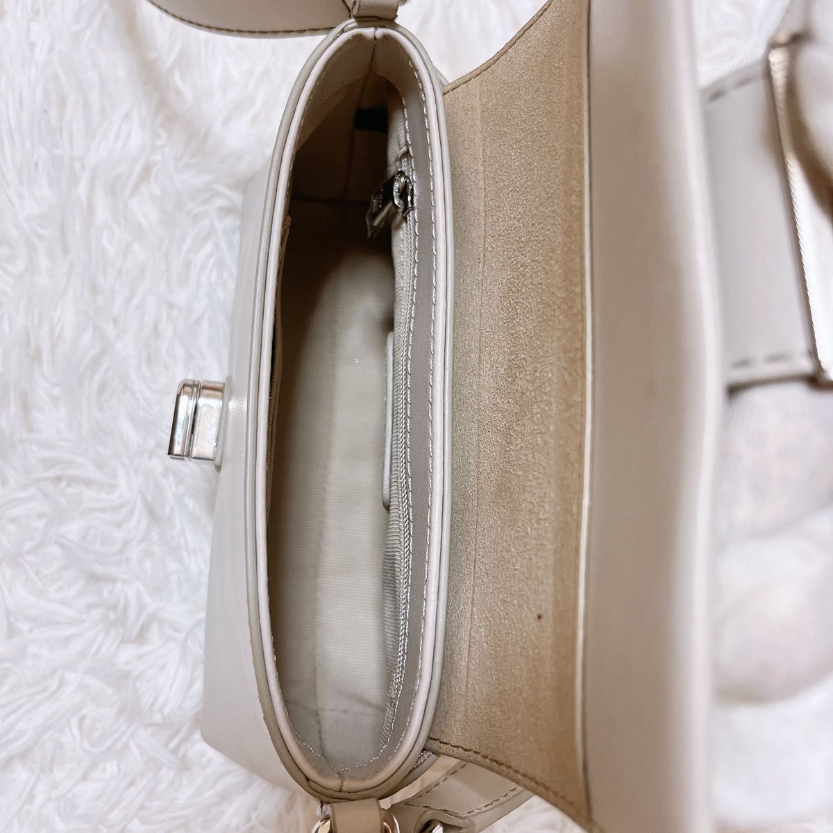 美品 FURLA フルラ ショルダーバッグ アーチロゴ シルバー金具 美品 FURLA フルラ ショルダーバッグ アーチロゴ シルバー金具